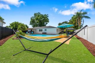 4BR Pool HVilla in Quiet Cul-de-Sac Orlando Getaway - 2