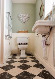 Studio Sleeps 2 w HotTub-Garden-PetsOK-Parking - 8