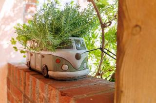 Studio Sleeps 2 w HotTub-Garden-PetsOK-Parking - 5