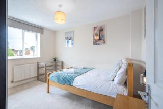 5BR Home, Driveway Parking, Luton - 1