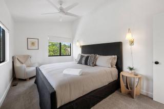 Luxe Treehouse /Stunning Woodside Cabin 4/3 - 1