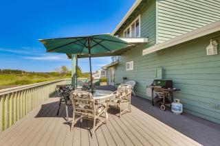 < 1 Mi to Beach! Ocean-View Getaway in Freeland - 9