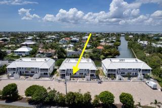 Sanibel Arms B2- Stunning Condo Steps to Beach - 1