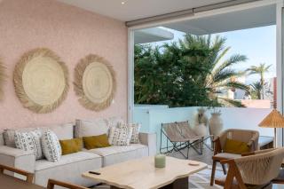 3BR Apartment Beach & Dining Steps Away - 2