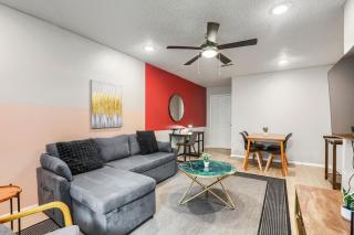 Cozy Urban Getaway 2B - Sleeps 6 - Pool, Prkg - 9