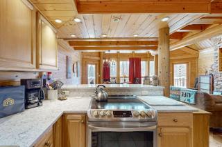 Rustic 4BR Cabin - HOT TUB - McHenry - 2
