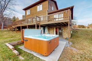 Charming 4BR Lodge - HOT TUB - Swanton - 7