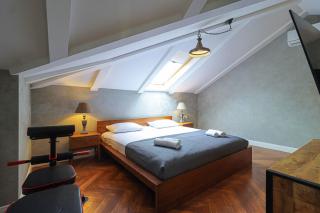 Attic 3BR - Skylights & Workspace - Vera - Wehost - 8