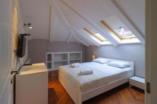 Attic 3BR - Skylights & Workspace - Vera - Wehost - 6