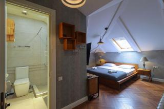 Attic 3BR - Skylights & Workspace - Vera - Wehost - 5