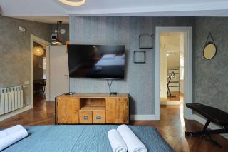 Attic 3BR - Skylights & Workspace - Vera - Wehost - 1