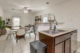 3 Mi to Dtwn! Houston Family Haven w/ Private Yard - 2