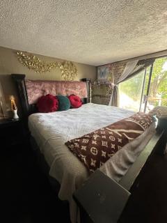 Kansas City Skyline Escape 2 Bedrooms & Private Deck - 1