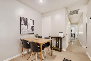 Modern Luxe Getaway 2B - Sleeps 6 - Pool, Prkg - 7