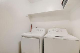Modern Luxe Getaway 2B - Sleeps 6 - Pool, Prkg - 5