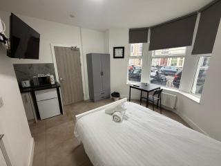 Cozy Studio Flat - With Garden and Modern Amenities - 1