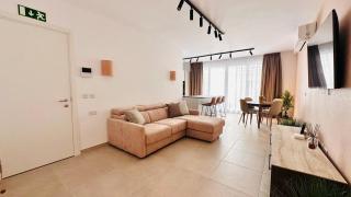 Opulent 2 bedroom short walk from the waterfront - 0