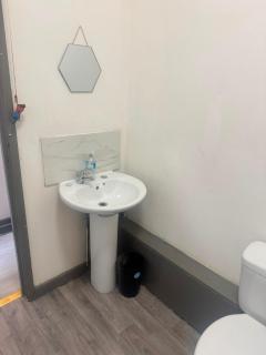 1 Bed Flat Close to Shops & City Centre - 1