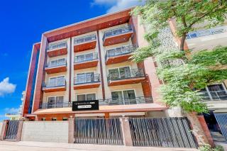 Super Townhouse Oak Sector 39 Medanta - 2