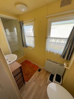 Bell Bank C8 - pet friendly, bed linen, close to bars and shops - Meadow Lakes Caravan & Lodge Hire - Chapel St. Leonards - 4