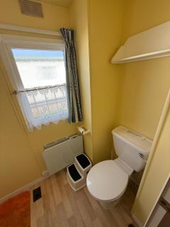 Bell Bank C8 - pet friendly, bed linen, close to bars and shops - Meadow Lakes Caravan & Lodge Hire - Chapel St. Leonards - 2