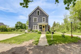 Easy Beach Access! Classic New London Charmer - 0