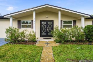Mins to Beach Backyard Oasis Heated Pool & Spa - 5