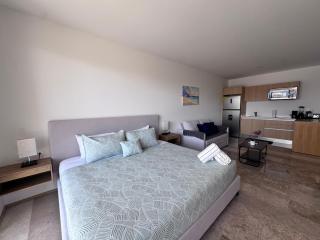 Stylish studio near 5th Avenue with ocean views - 2