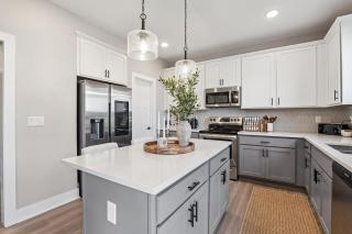 Spacious 4Bed Near Dining & Shopping - 4