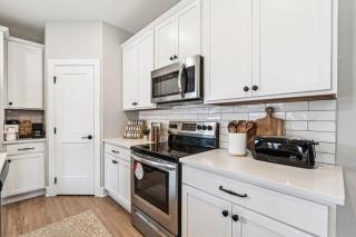 Peaceful Iowa Home Ideal for Families & Groups - 5