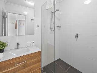 Coastal Beachside Rooftop Retreat 2 Bedroom Apart - 4