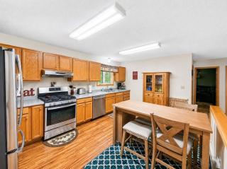 Fenced-in Pet-Friendly Private Wooded Escape - 7