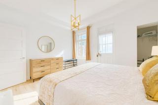Newly Renovated - Grande-Allée - 3BR, 5 Beds - 3