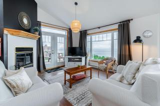 Panoramic View 2BR FP BBQ Terrace - Upper - 6