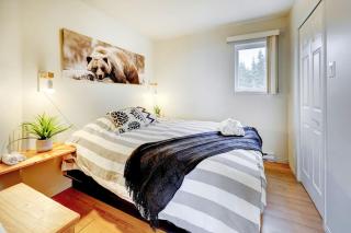2 bdrm-Fireplace Wi-Fi Equipped kitchen View - 6