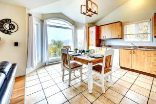 2BR Charlevoix Chalet River View & FP Sleeps 4 - 6