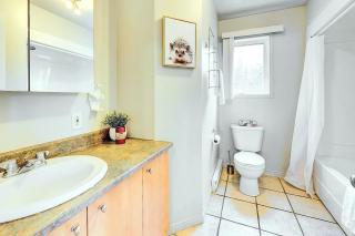 2BR Charlevoix Chalet River View & FP Sleeps 4 - 1