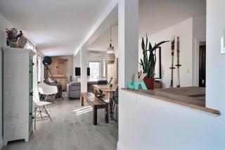 Lakefront Chalet Hot Tub & Fire Pit Sleeps 6 - 6