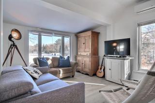 Lakefront Chalet Hot Tub & Fire Pit Sleeps 6 - 9