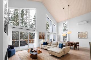 Luxury 4BR Chalet Hot Tub & Sauna Sleeps 12 - 7