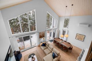 Luxury 4BR Chalet Hot Tub & Sauna Sleeps 12 - 6
