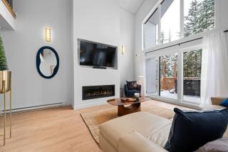 Luxury 4BR Chalet Hot Tub & Sauna Sleeps 12 - 4
