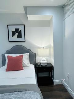 Modern Stay Brampton Luxurious Basement - 3