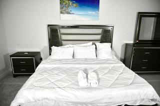 Entire 4 BR Detached Home,4 Beds plus 2 Sofa Bed, Sleeps 10, Close to Niagara Falls and Niagara on the Lake - 2