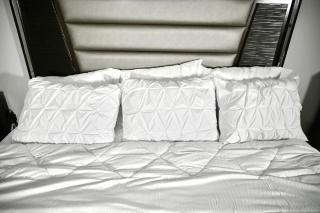 Entire 4 BR Detached Home,4 Beds plus 2 Sofa Bed, Sleeps 10, Close to Niagara Falls and Niagara on the Lake - 4