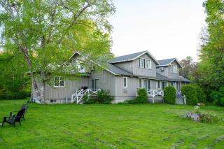 Mayfair Entire 10BR Cottage w Beach, Kayaks - 7