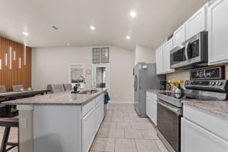 Basin Haven, King Suite, Clean Modern 3BR, Garage - 6