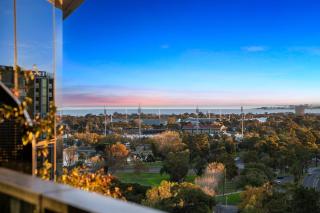Opulent Luxury Resort Style Apartment with Albert Park Grand Prix Views - 1