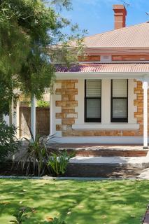 Renovated 2BR Cottage, King Bed, Courtyard, WiFi, Free Parking - 0