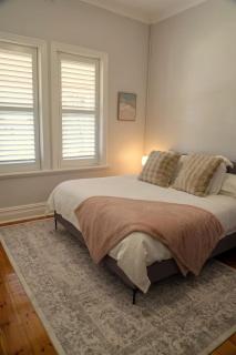 Renovated 2BR Cottage, King Bed, Courtyard, WiFi, Free Parking - 5